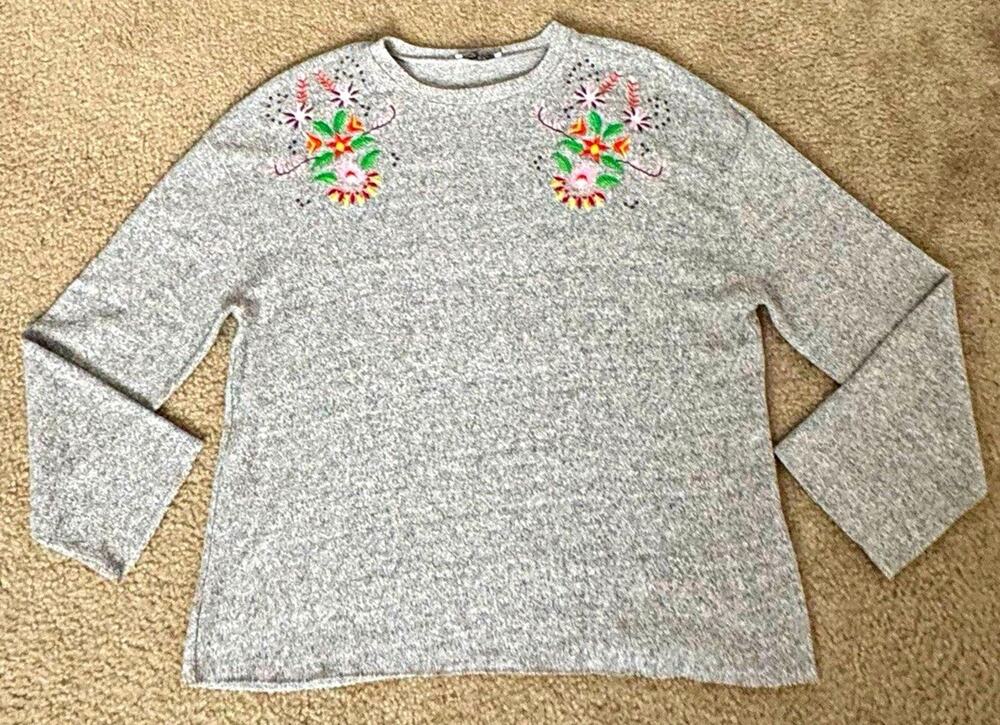 Zara Trafaluc Women M Gray Floral Embroidered Crewneck Sweatshirt Boho